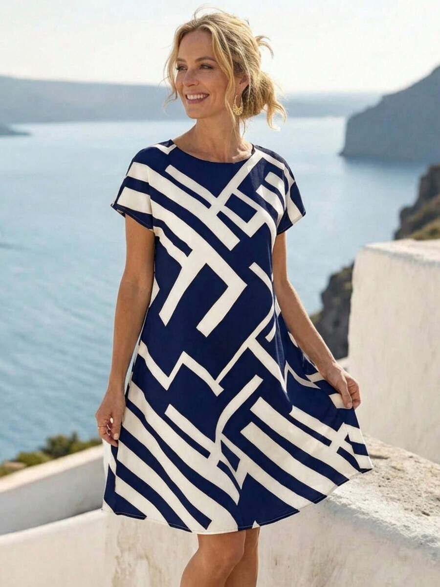 Vestido Curto Estilo Camiseta com Estampa Geométrica - La Lecce