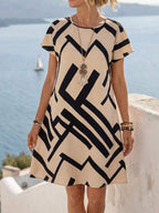 Vestido Curto Estilo Camiseta com Estampa Geométrica - La Lecce