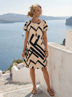 Vestido Curto Estilo Camiseta com Estampa Geométrica - La Lecce
