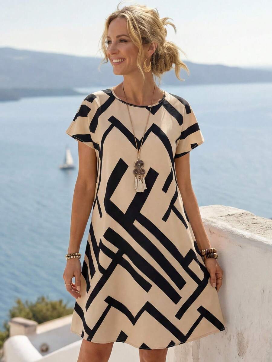 Vestido Curto Estilo Camiseta com Estampa Geométrica - La Lecce