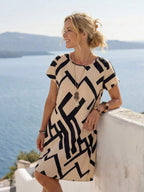 Vestido Curto Estilo Camiseta com Estampa Geométrica - La Lecce