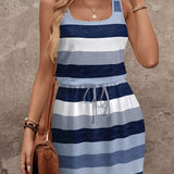 Vestido Curto Listrado com Decote U e Costas Abertas
