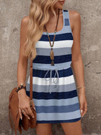 Vestido Curto Listrado com Decote U e Costas Abertas - La Lecce
