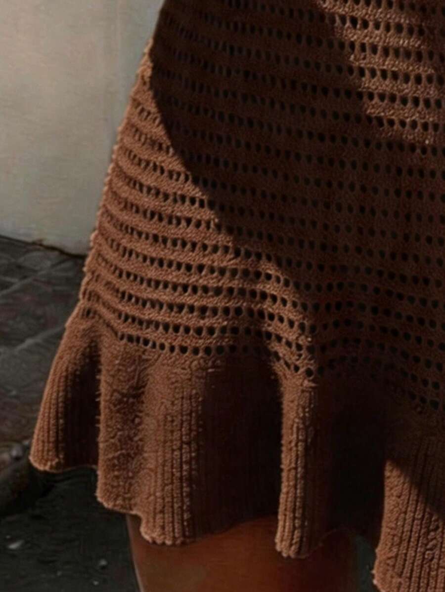 Vestido Mini em Malha com Decote V e Babado na Barra