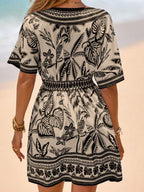 Vestido Curto de Praia com Decote V e Cintura Marcada