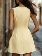 Vestido Curto Elegante com Gola Redonda e Bolsos - La Lecce