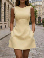 Vestido Curto Elegante com Gola Redonda e Bolsos - La Lecce