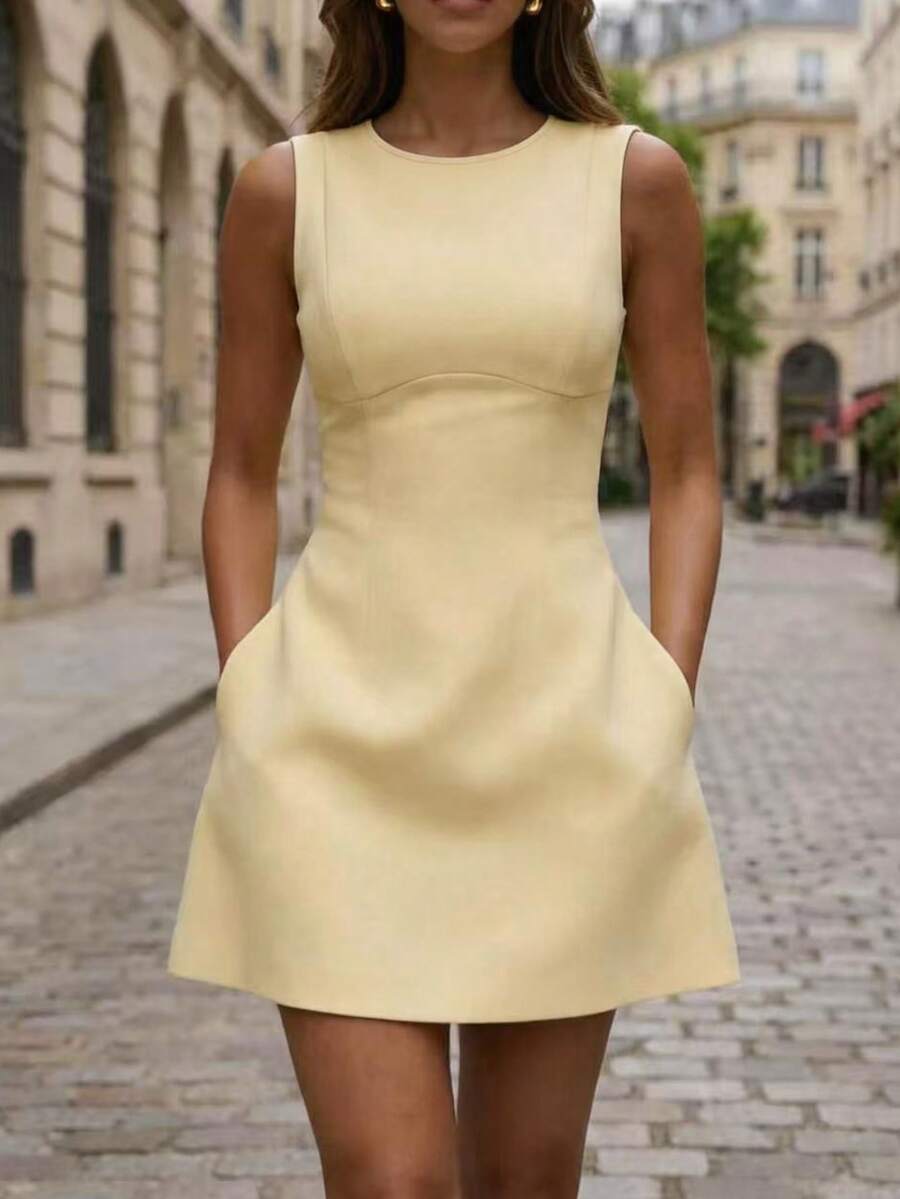 Vestido Curto Elegante com Gola Redonda e Bolsos - La Lecce