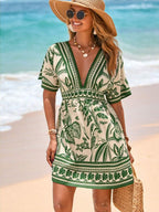 Vestido Curto de Praia com Decote V e Cintura Marcada