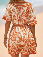Vestido Curto de Praia com Decote V e Cintura Marcada
