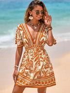 Vestido Curto de Praia com Decote V e Cintura Marcada