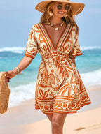 Vestido Curto de Praia com Decote V e Cintura Marcada