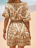 Vestido Curto de Praia com Decote V e Cintura Marcada