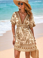 Vestido Curto de Praia com Decote V e Cintura Marcada