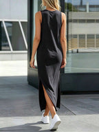 Vestido Longo Listrado com Gola Redonda e Fenda
