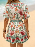 Vestido Curto de Praia com Decote V e Cintura Marcada