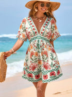 Vestido Curto de Praia com Decote V e Cintura Marcada