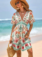 Vestido Curto de Praia com Decote V e Cintura Marcada