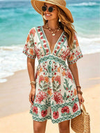 Vestido Curto de Praia com Decote V e Cintura Marcada