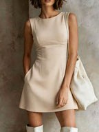Vestido Curto Elegante com Gola Redonda e Bolsos - La Lecce