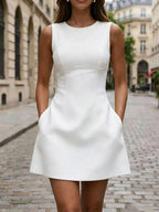 Vestido Curto Elegante com Gola Redonda e Bolsos - La Lecce