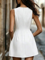 Vestido Curto Elegante com Gola Redonda e Bolsos - La Lecce