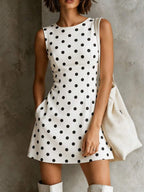 Vestido Curto Elegante com Gola Redonda e Bolsos - La Lecce