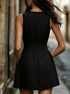 Vestido Curto Elegante com Gola Redonda e Bolsos - La Lecce