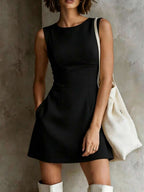 Vestido Curto Elegante com Gola Redonda e Bolsos - La Lecce