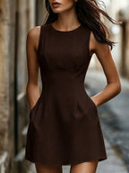 Vestido Curto Elegante com Gola Redonda e Bolsos - La Lecce
