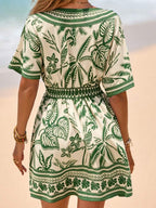 Vestido Curto de Praia com Decote V e Cintura Marcada