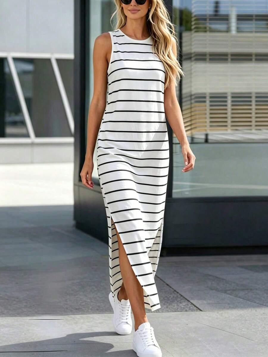 Vestido Longo Listrado com Gola Redonda e Fenda