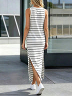 Vestido Longo Listrado com Gola Redonda e Fenda