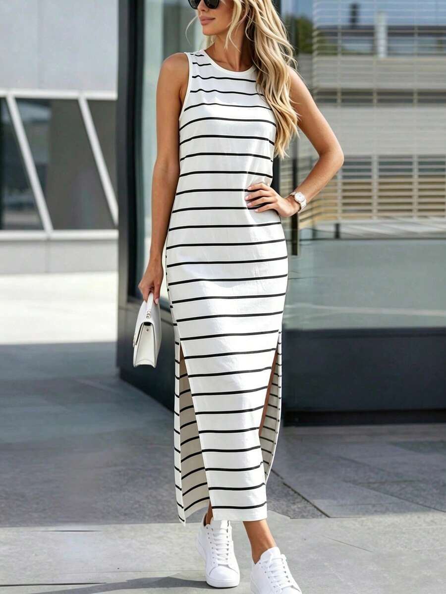 Vestido Longo Listrado com Gola Redonda e Fenda