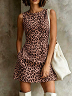 Vestido Curto Elegante com Gola Redonda e Bolsos