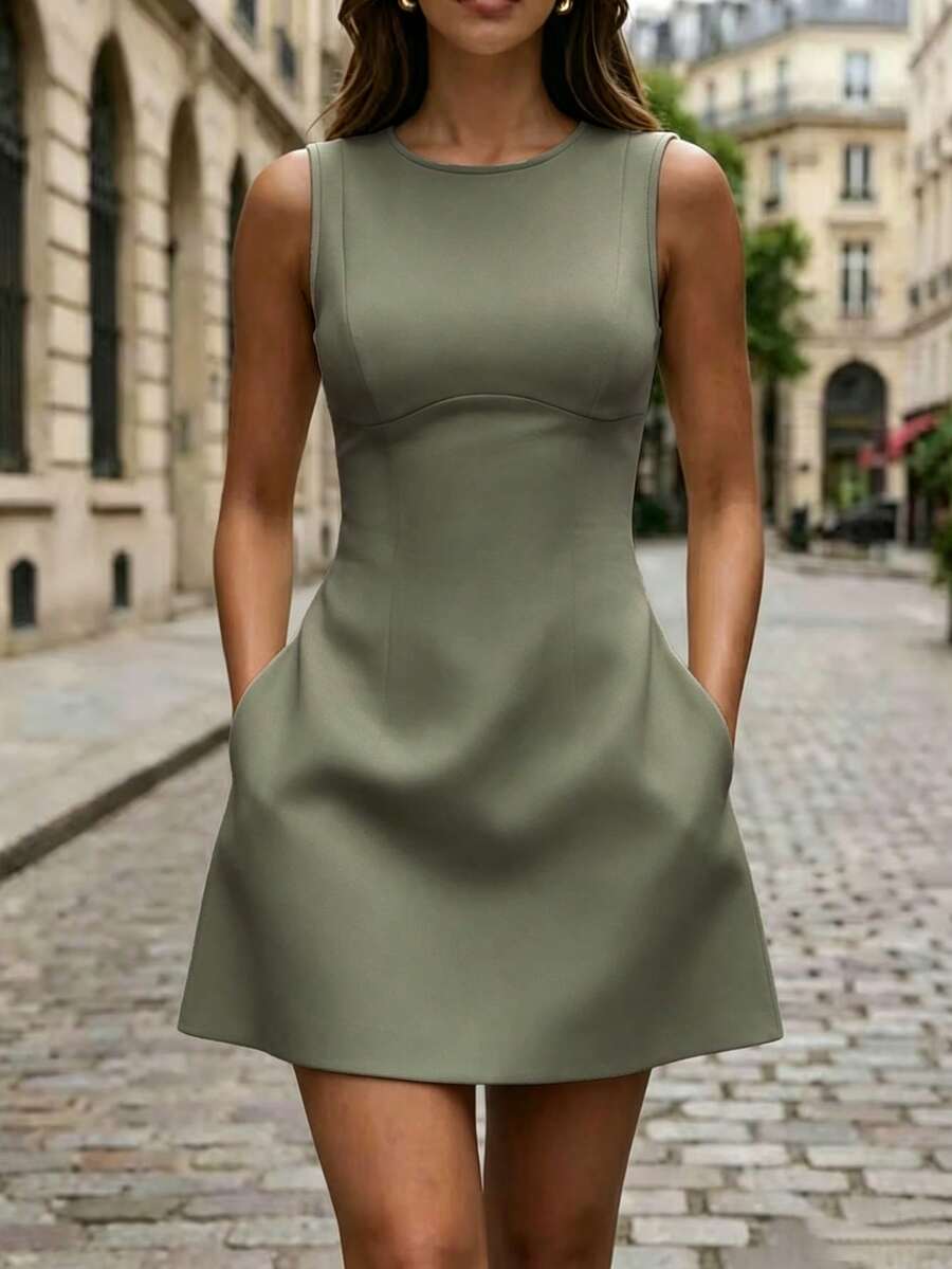 Vestido Curto Elegante com Gola Redonda e Bolsos