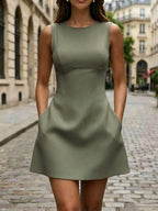 Vestido Curto Elegante com Gola Redonda e Bolsos