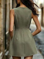 Vestido Curto Elegante com Gola Redonda e Bolsos
