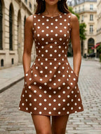 Vestido Curto Elegante com Gola Redonda e Bolsos