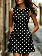 Vestido Curto Elegante com Gola Redonda e Bolsos