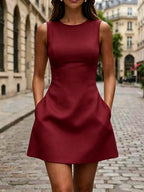 Vestido Curto Elegante com Gola Redonda e Bolsos