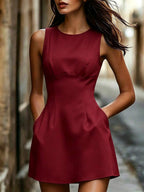 Vestido Curto Elegante com Gola Redonda e Bolsos