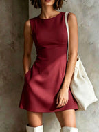 Vestido Curto Elegante com Gola Redonda e Bolsos