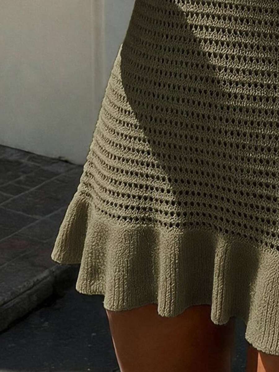 Vestido Mini em Malha com Decote V e Babado na Barra