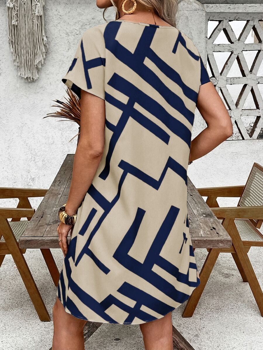 Vestido Curto Estilo Camiseta com Estampa Geométrica - La Lecce