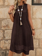 Vestido Midi Minimalista com Gola Redonda e Bainha Assimétrica - La Lecce