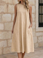 Vestido Midi Sem Mangas com Gola Redonda e Bolsos - La Lecce