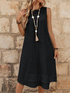 Vestido Midi Minimalista com Gola Redonda e Bainha Assimétrica - La Lecce