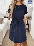 Vestido Curto Evasê com Amarração na Cintura e Bolsos - La Lecce