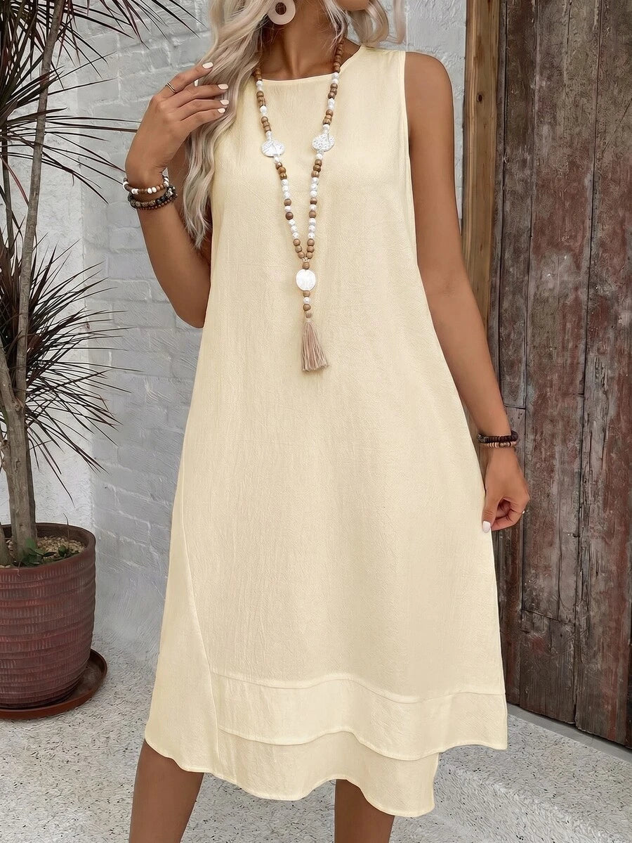 Vestido Midi Minimalista com Gola Redonda e Bainha Assimétrica - La Lecce